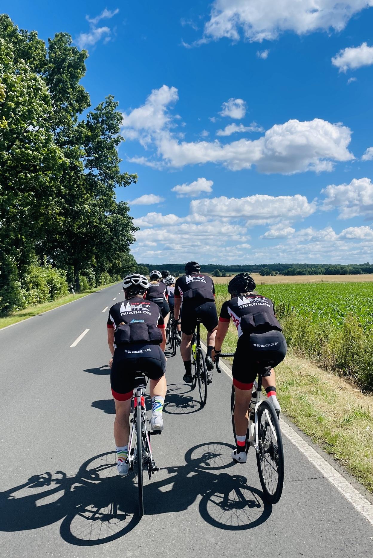 TPSK Triathleten auf Kaffeefahrt nach Hilberath Im Juli 2024 fuhren Triathleten des TPSK von Köln zum Scheunencafé nach Hilberath