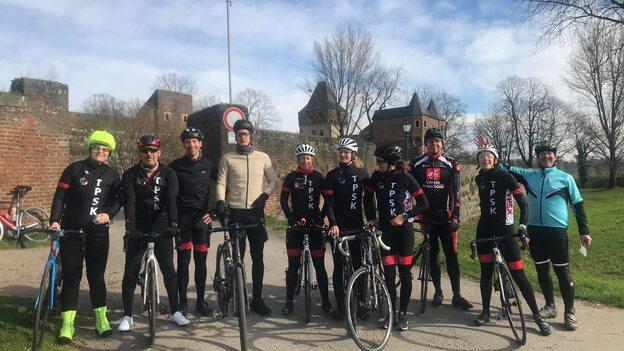 Radausfahrt der Triathleten im TPSK Maerz-2024.jpg Radausfahrt der TPSK-Triathleten-Pause-vor-Zollfeste-Zons-Maerz-2024.jpg
