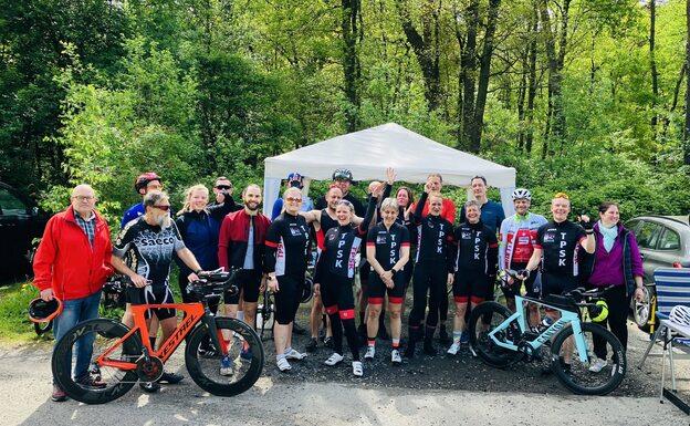 Zielfoto der TPSK Triathleten beim Einzelzeitfahren 2024 Triathleten des TPSK und Sportler aus anderen Vereinen freuen sich über ein erfolgreiches Abschneiden beim TPSK-Einzelzeitfahren im April 2024