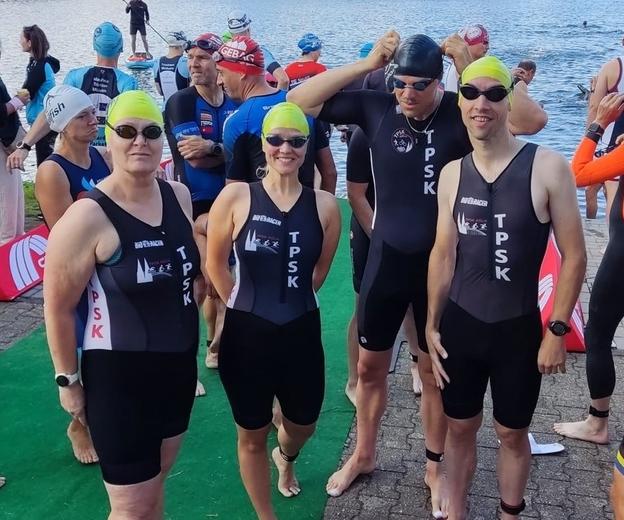 TPSK-Starter Landesliga Krefeld 2024 Am 25. August 2024 warten vier TPSK-Triathleten auf den Schwimmstart beim Triathlon in Krefeld.