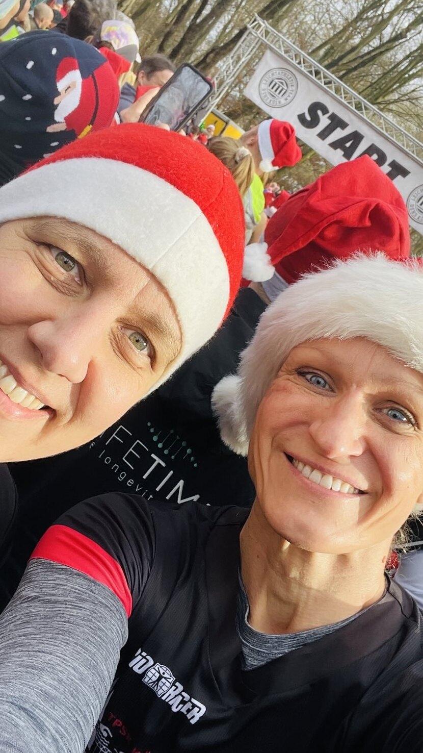 Katerina und Ina am Start des Nikolauslaufs 2025 im Stadtwald