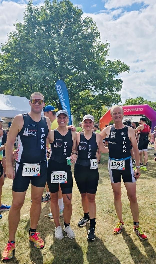 TPSKler bei LL Süd 2025 Bild zeigt die vier Starter/-innen des TPSK vor dem Sprint-Triathlon in der Landesliga Süd in Krefeld 2025