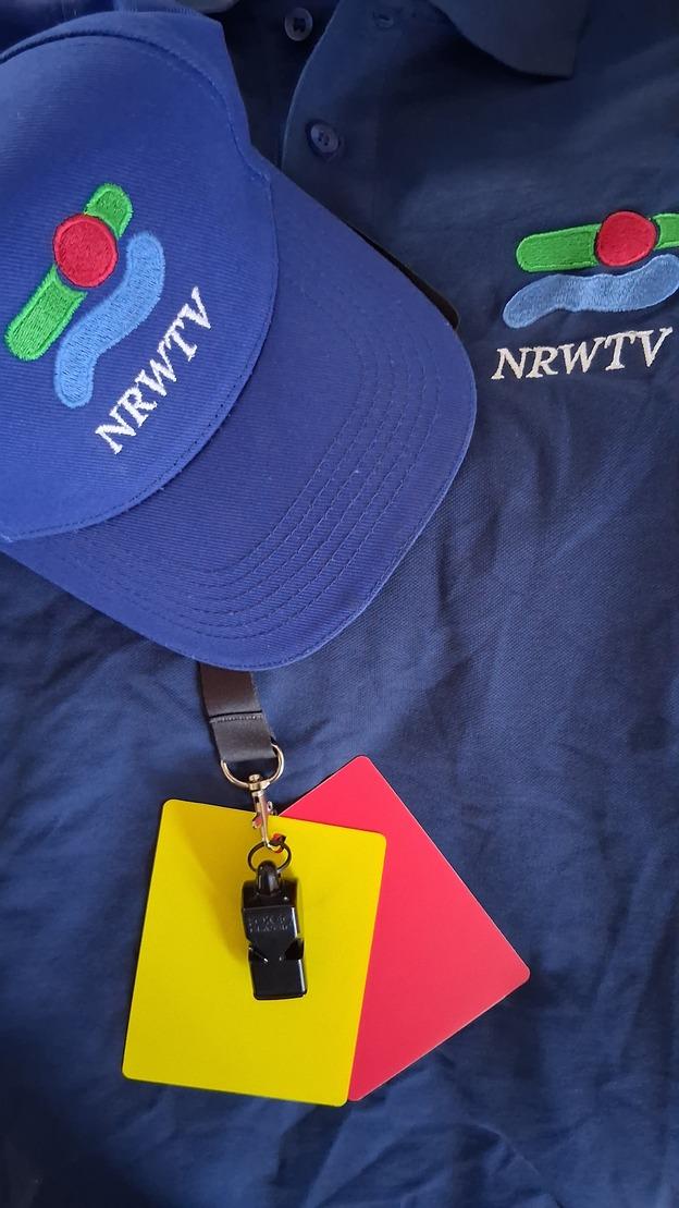 Kampfrichter-Set NRWTV Mit Hemd, Kappe, Pfeife und Kartenset machen die Kampfrichter des NRWTV ihren Job bei allen Wettkämpfen der DTU in NRW